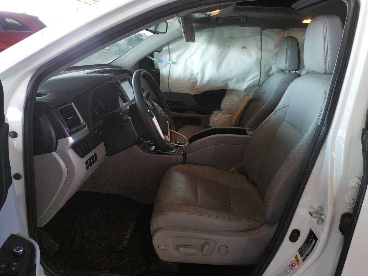 Photo 5 from auction – 2016 TOYOTA HIGHLANDER with VIN 5TDKKRFH3GS179906