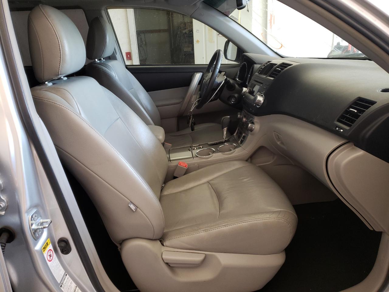 Photo 5 from auction – 2011 TOYOTA HIGHLANDER with VIN 5TDBK3EH5BS042215