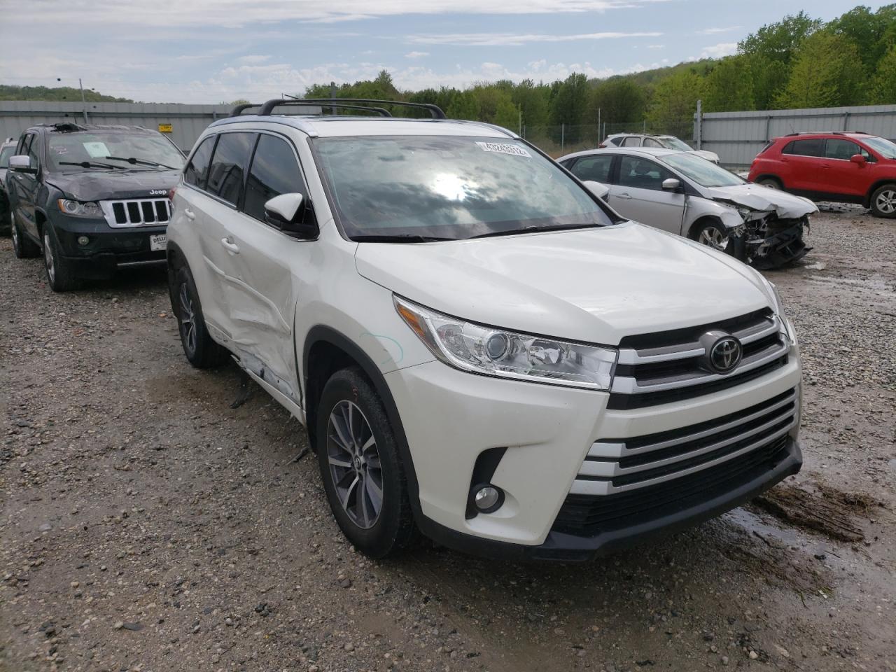 TOYOTA HIGHLANDER 2017 with VIN 5TDKZRFH5HS508649 - Photo from auction