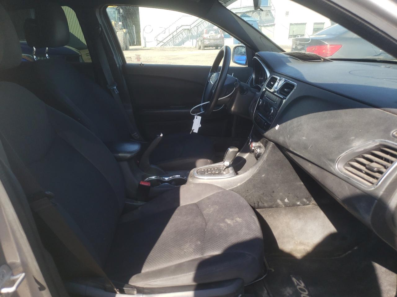 Foto 5 de la subasta – 2013 CHRYSLER 200 LX con VIN 1C3CCBAB7DN696840