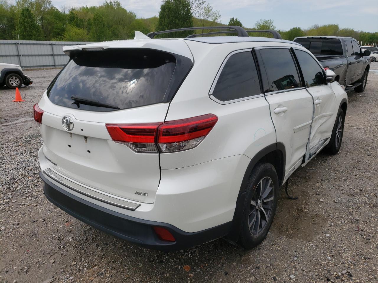 Photo 4 from auction – 2017 TOYOTA HIGHLANDER with VIN 5TDKZRFH5HS508649