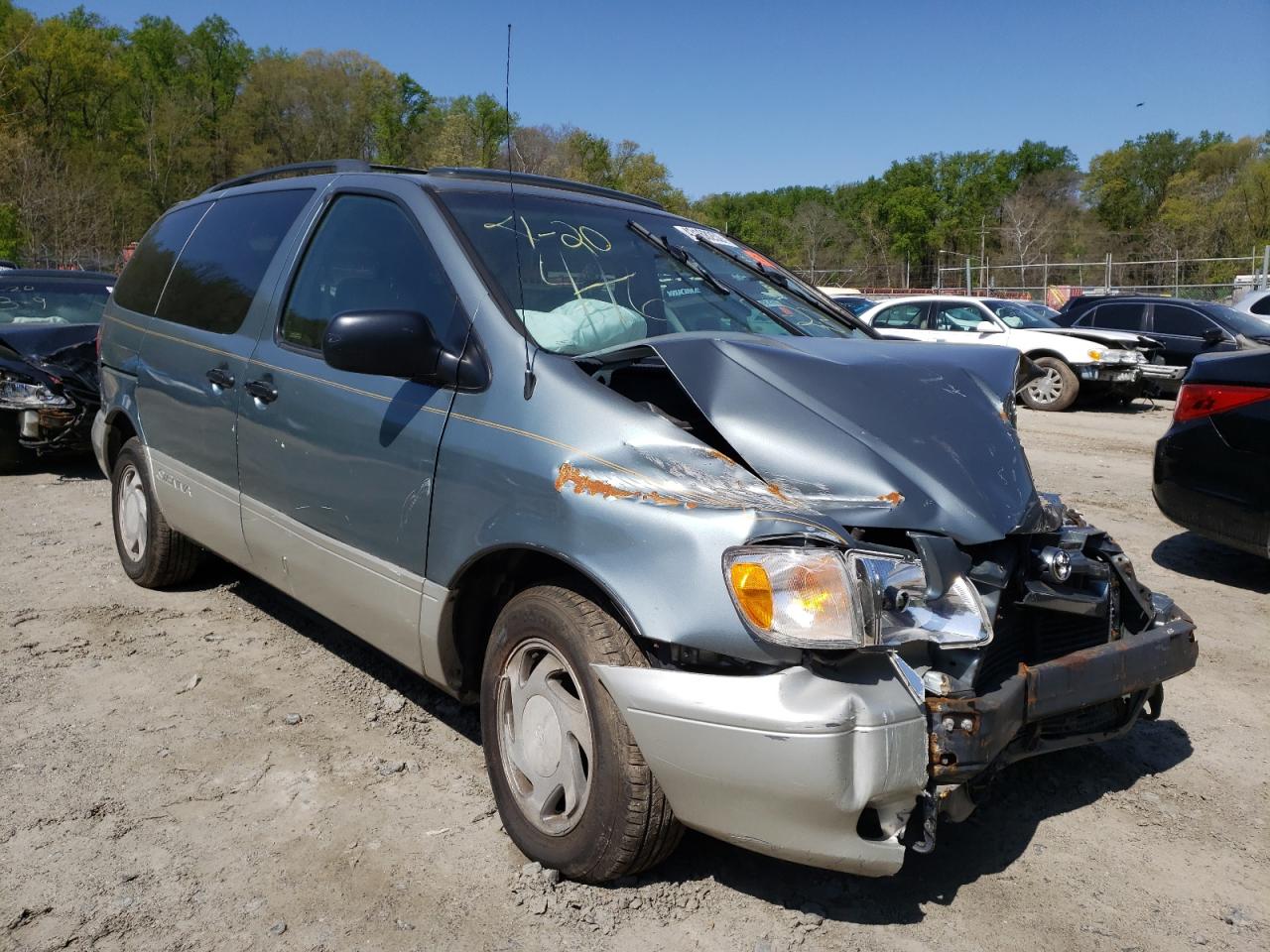 TOYOTA SIENNA LE 2000 with VIN 4T3ZF13C8YU207793 - Photo from auction