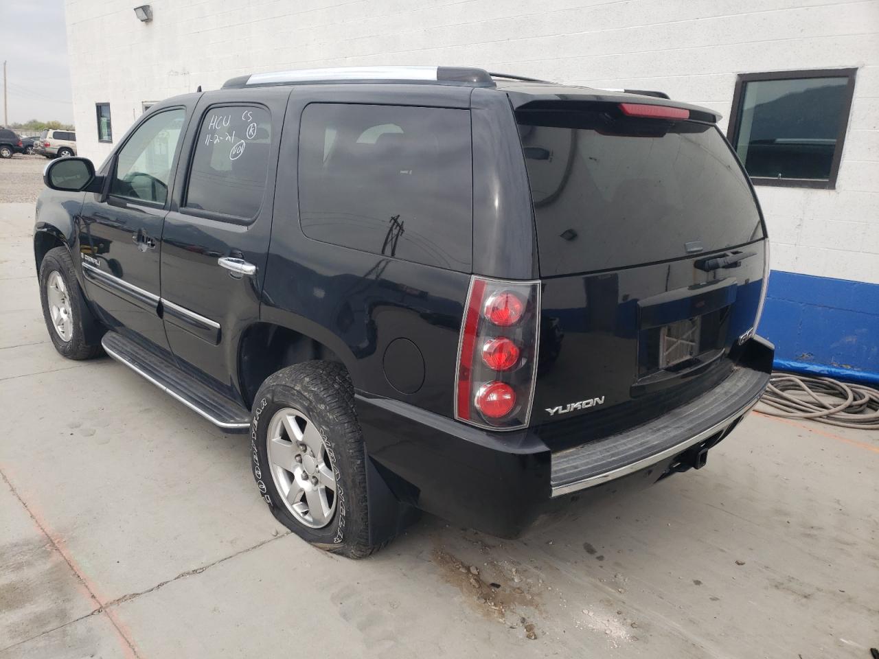 Photo 3 from auction – 2008 GMC YUKON DENA with VIN 1GKFK63858J246030