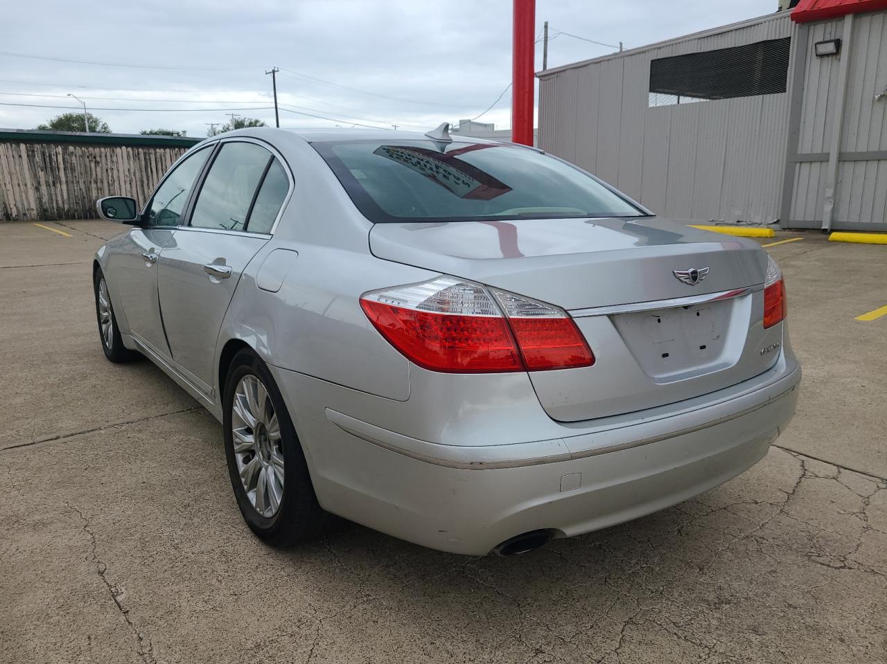 Photo 3 from auction – 2011 HYUNDAI GENESIS 3. with VIN KMHGC4DE5BU126767