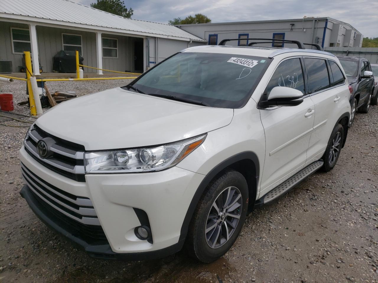 Photo 2 from auction – 2017 TOYOTA HIGHLANDER with VIN 5TDKZRFH5HS508649