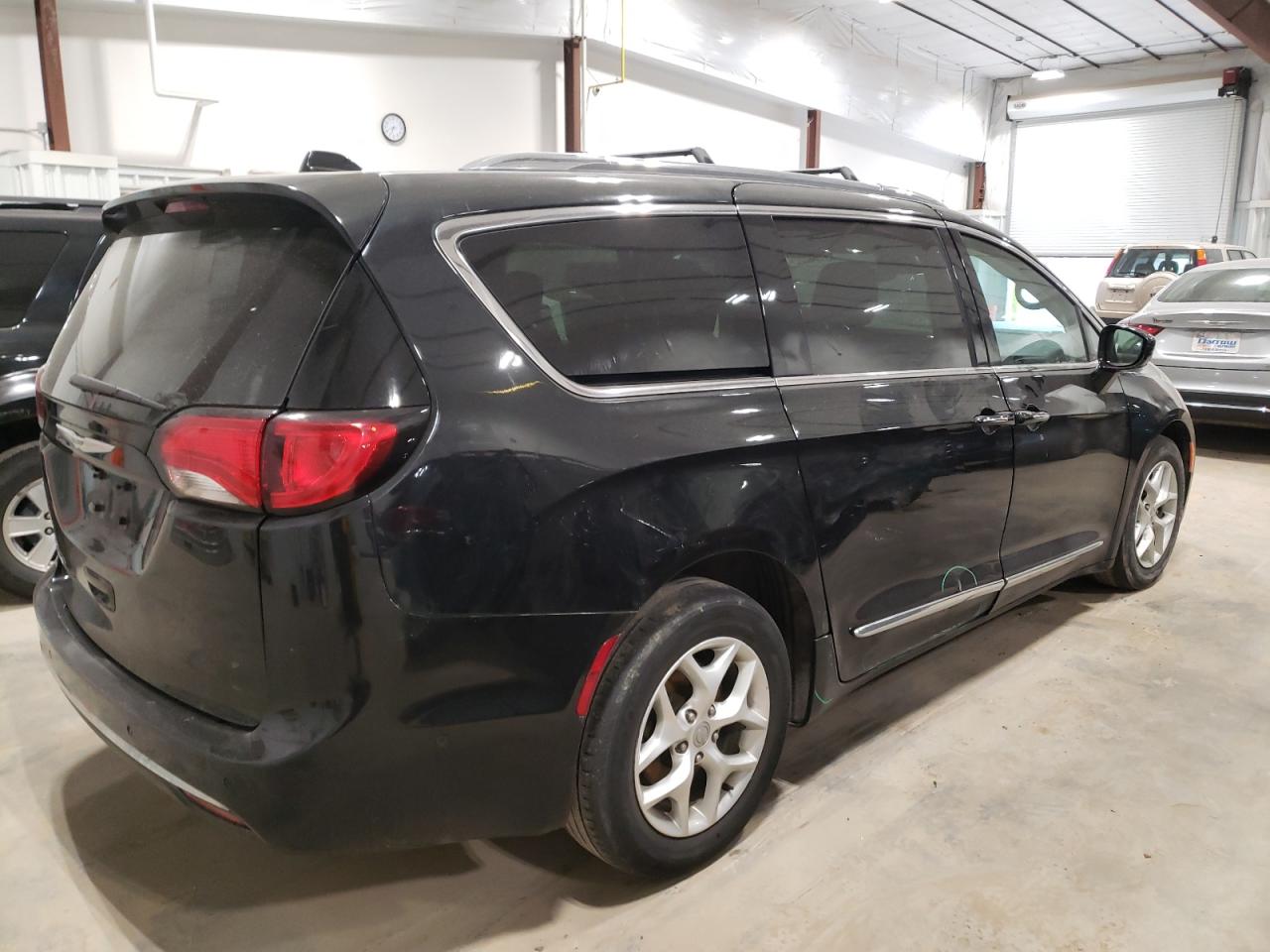 Photo 4 from auction – 2017 CHRYSLER PACIFICA T with VIN 2C4RC1EGXHR584774