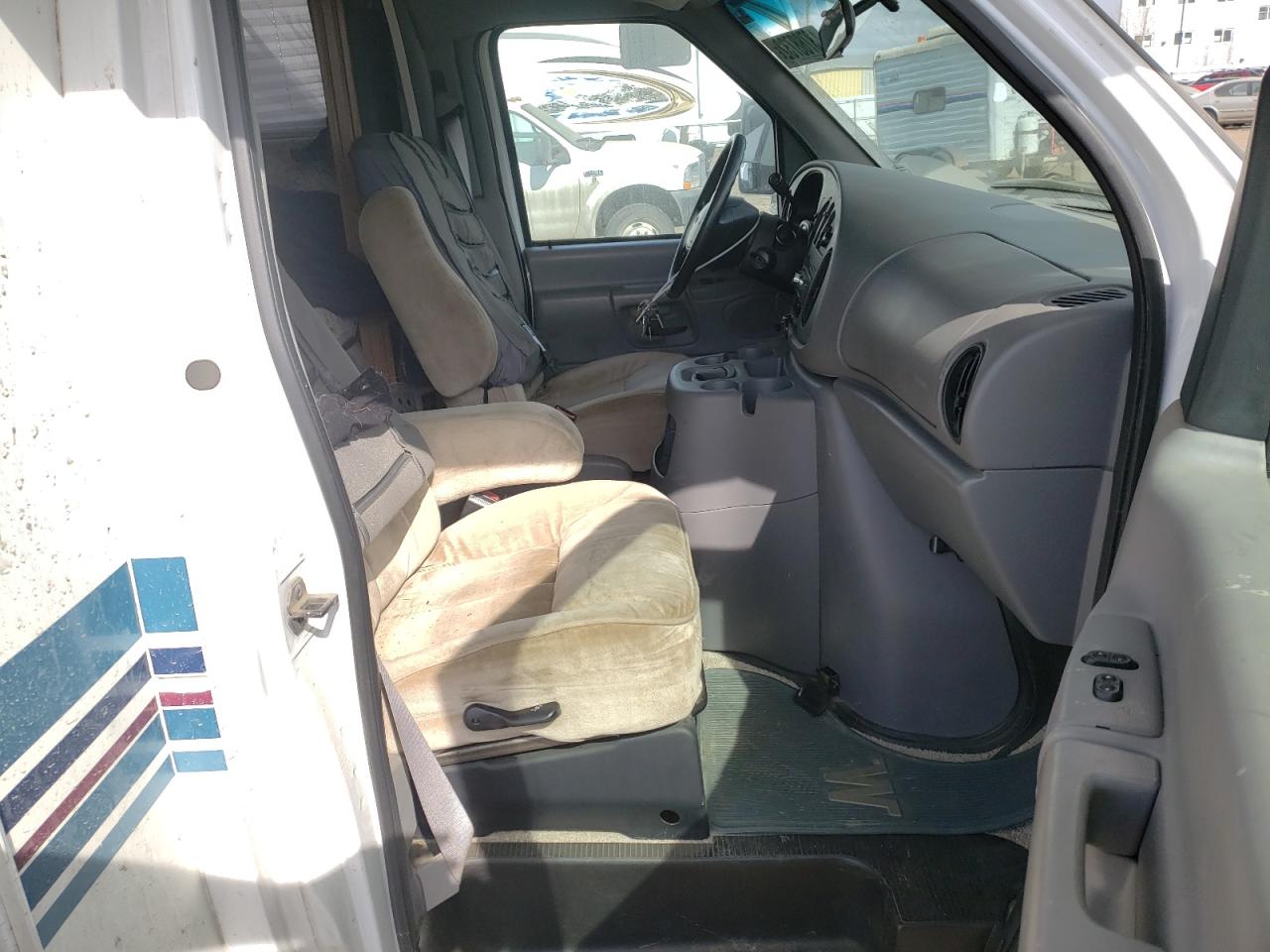 Photo 5 from auction – 2000 WINNEBAGO MINNIEWINN with VIN 1FDXE45S4YHB17199