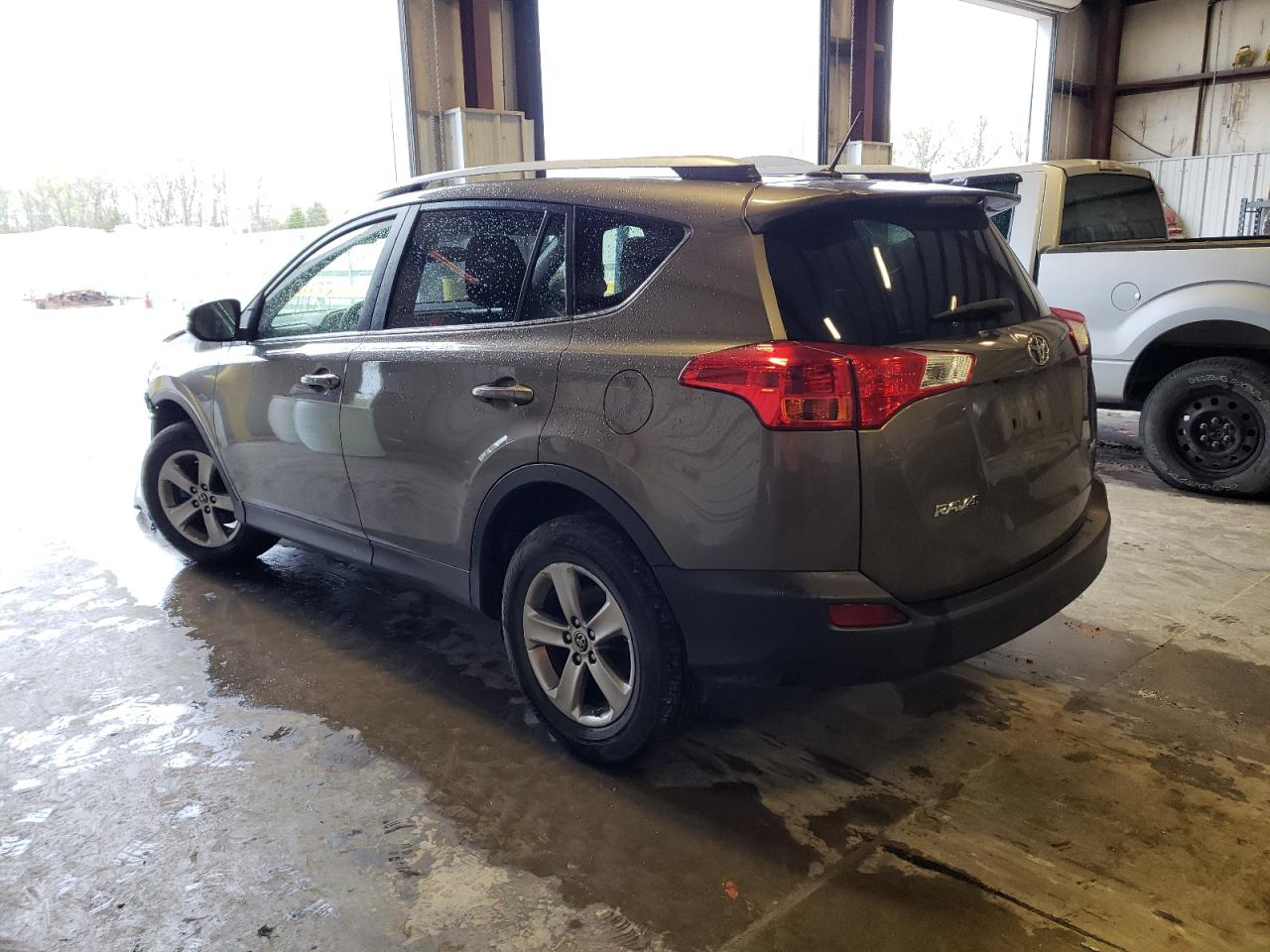 Photo 3 from auction – 2015 TOYOTA RAV4 XLE with VIN JTMWFREV1FD071601
