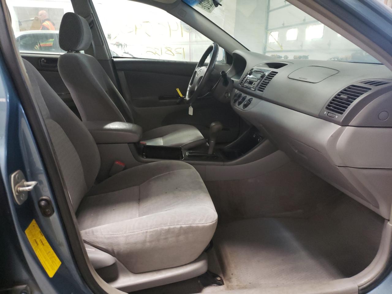 Photo 5 from auction – 2002 TOYOTA CAMRY LE with VIN JTDBE30K320014703