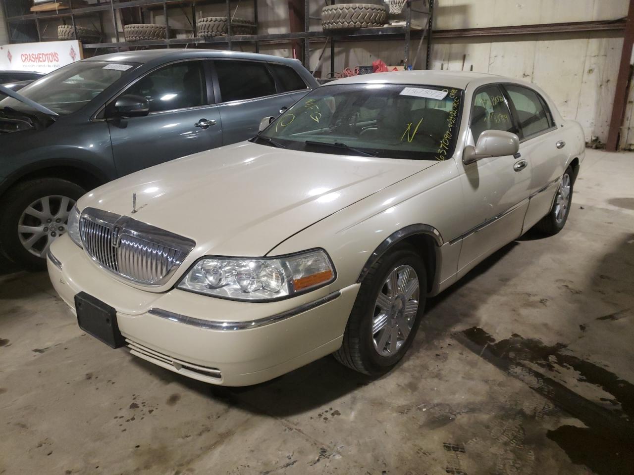 Photo 2 from auction – 2003 LINCOLN TOWN CAR with VIN 1LNHM83W03Y637090