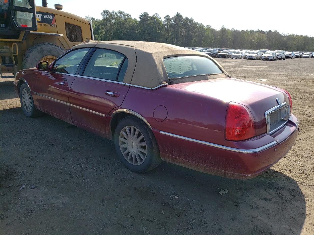 Photo 3 from auction – 2004 LINCOLN TOWN CAR E with VIN 1LNHM81W24Y625883