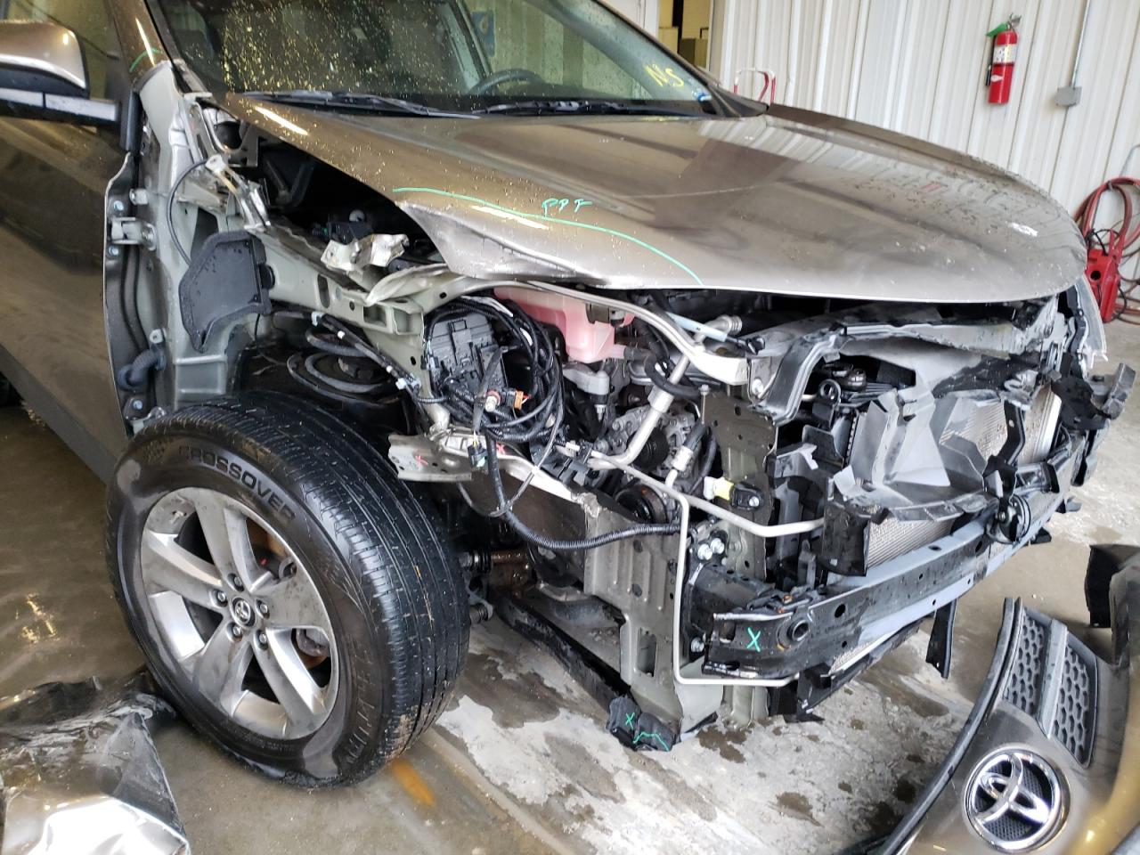 Photo 9 from auction – 2015 TOYOTA RAV4 XLE with VIN JTMWFREV1FD071601