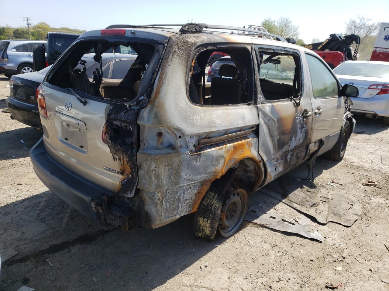 Photo 4 from auction – 2000 TOYOTA SIENNA LE with VIN 4T3ZF13C8YU201153