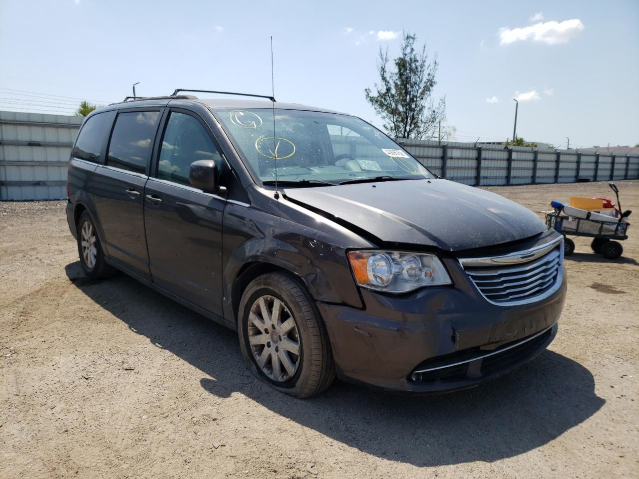 Photo 1 from auction – 2016 CHRYSLER TOWN & COU with VIN 2C4RC1BG4GR292542
