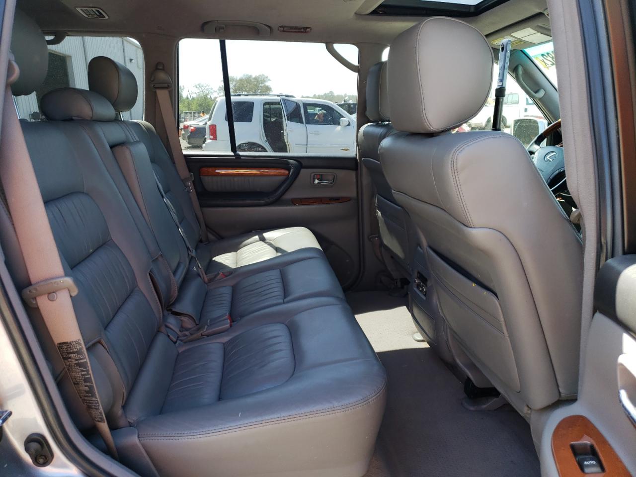 Photo 6 from auction – 2005 LEXUS LX 470 with VIN JTJHT00W153552317