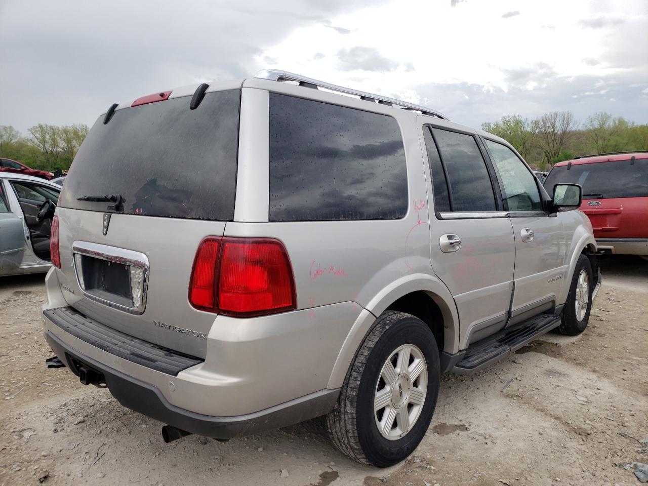 Photo 4 from auction – 2004 LINCOLN NAVIGATOR with VIN 5LMFU28R14LJ31559