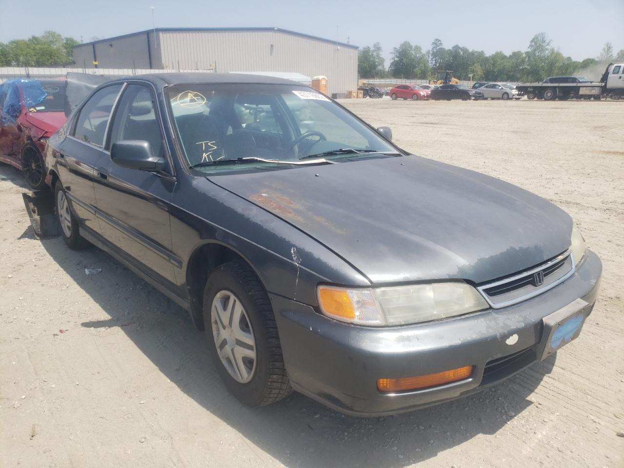 HONDA ACCORD VAL 1996 with VIN 1HGCD5692TA217313 - Photo from auction
