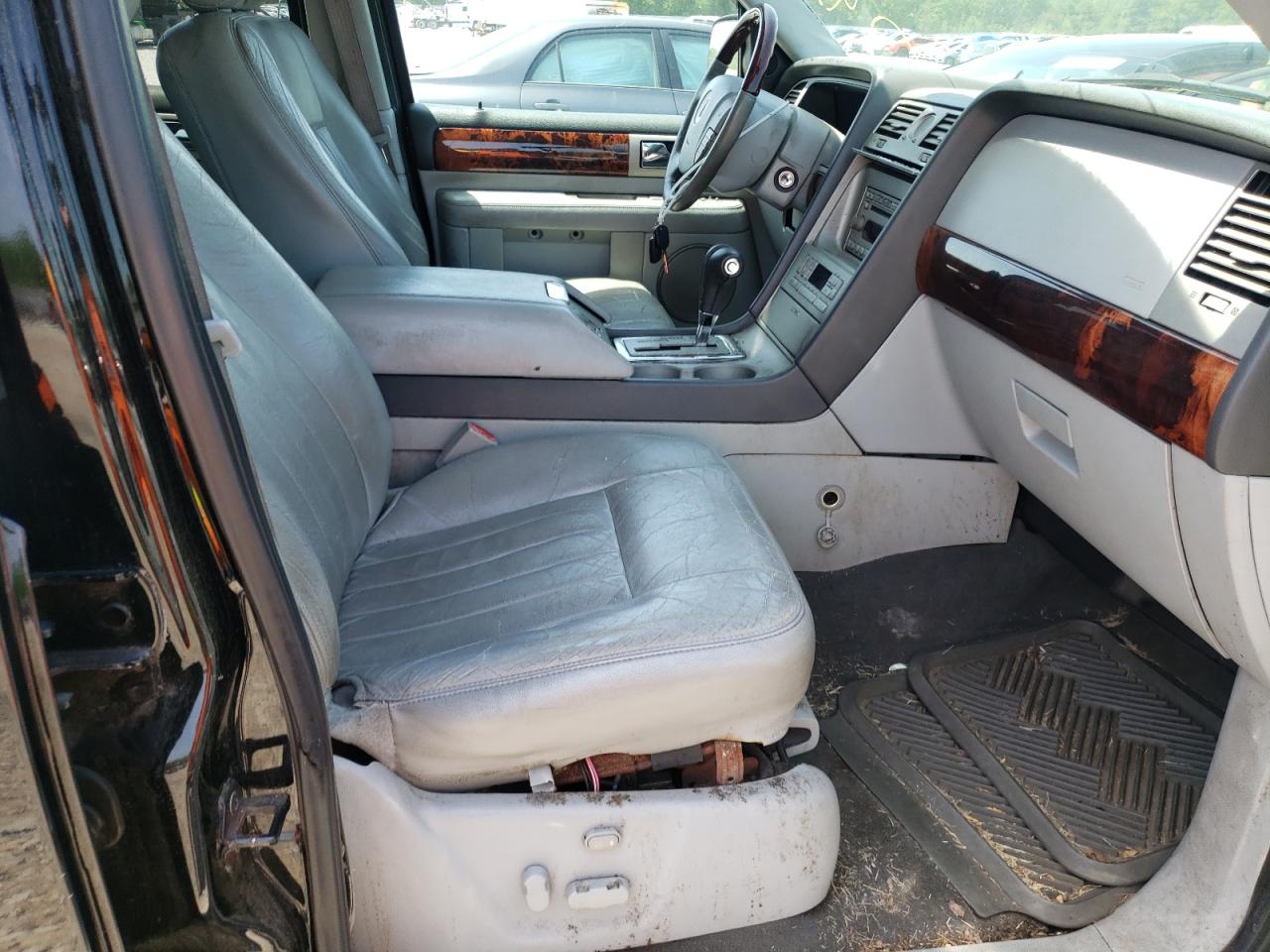 Photo 5 from auction – 2006 LINCOLN NAVIGATOR with VIN 5LMFU27546LJ09654