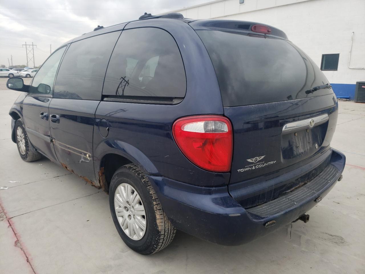 Photo 3 from auction – 2005 CHRYSLER TOWN & COU with VIN 1C4GP45R75B263770