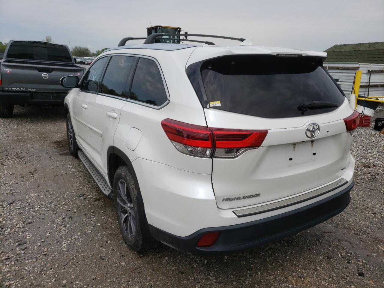 Photo 3 from auction – 2017 TOYOTA HIGHLANDER with VIN 5TDKZRFH5HS508649