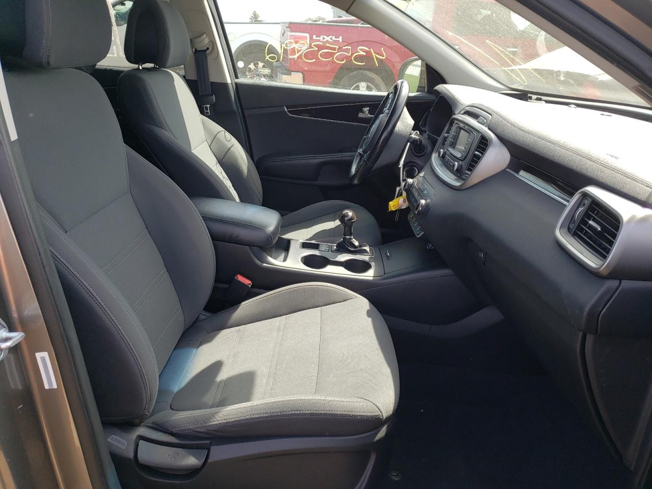 Photo 5 from auction – 2016 KIA SORENTO LX with VIN 5XYPGDA34GG020749