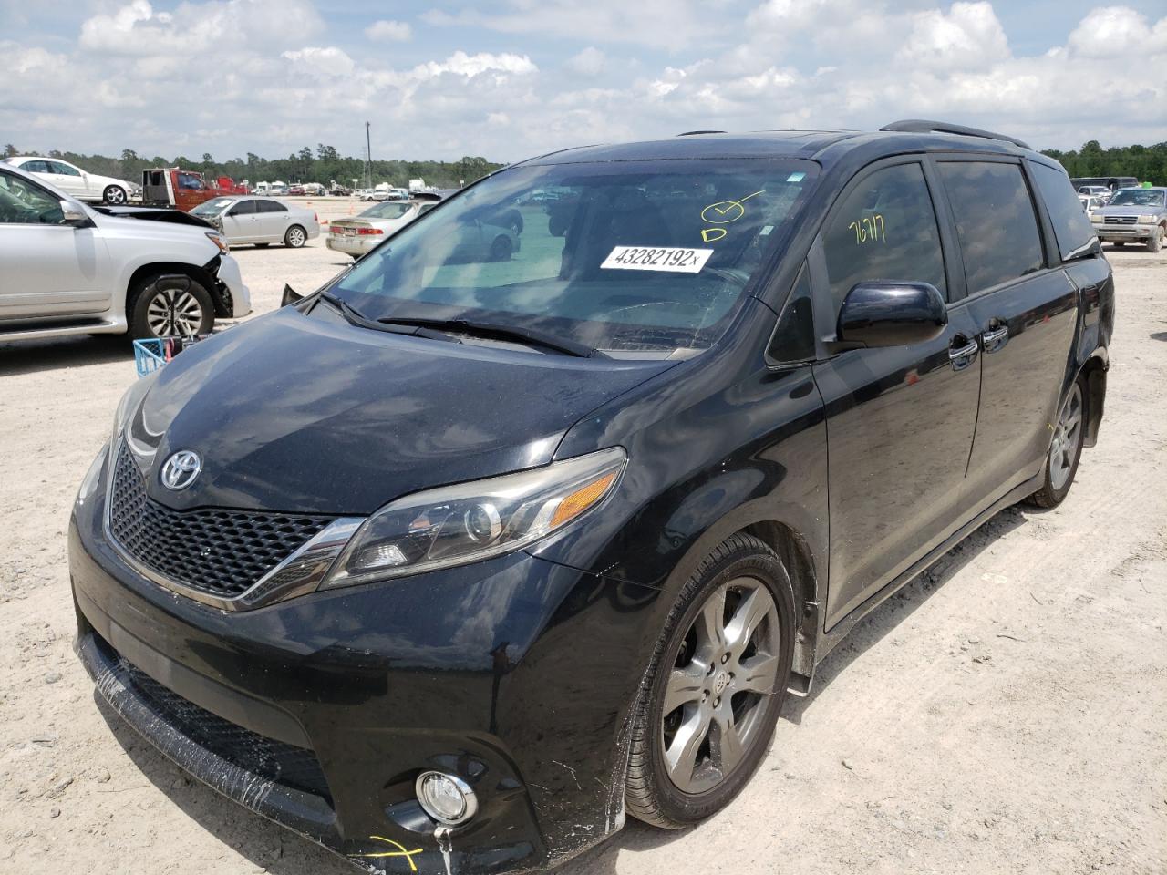 Photo 2 from auction – 2017 TOYOTA SIENNA SE with VIN 5TDXZ3DC2HS779114
