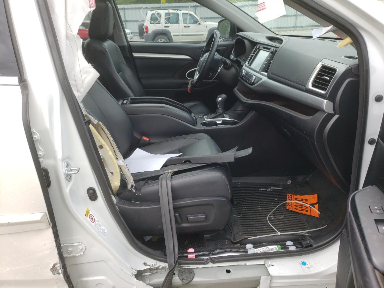 Photo 5 from auction – 2017 TOYOTA HIGHLANDER with VIN 5TDKZRFH5HS508649