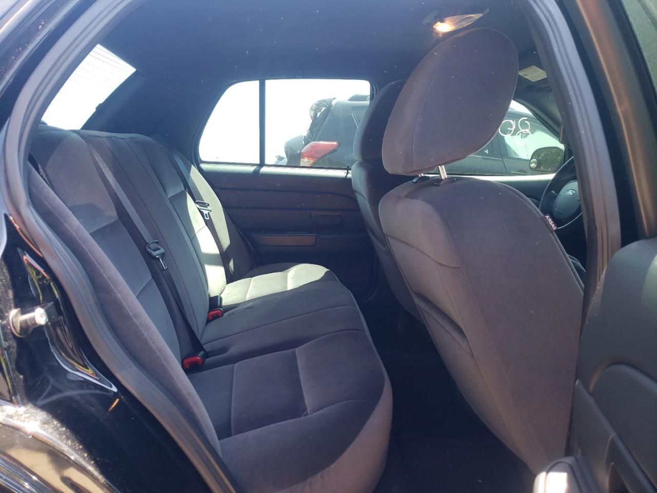 Photo 6 from auction – 2011 FORD CROWN VICT with VIN 2FABP7BV0BX118808
