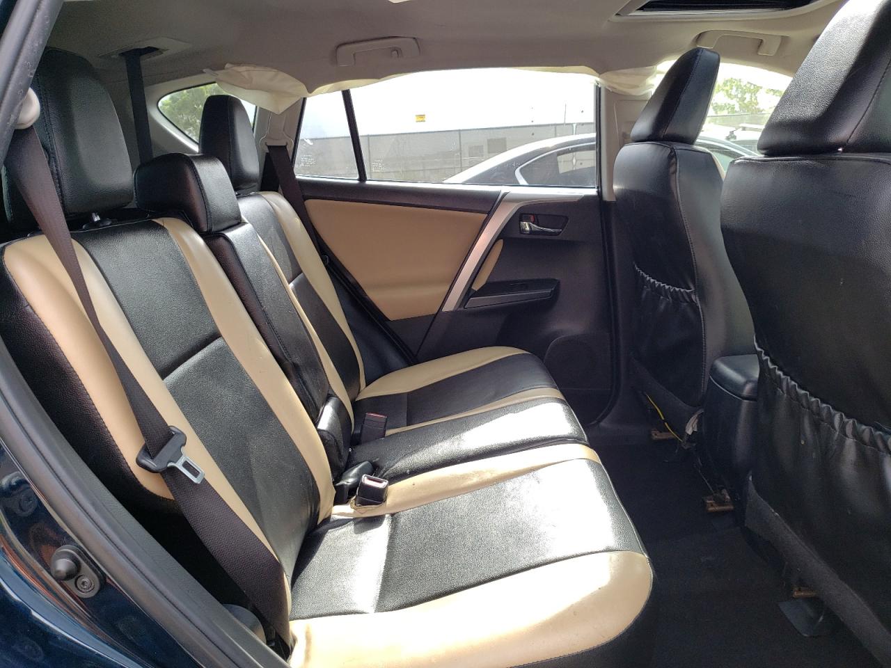 Photo 6 from auction – 2017 TOYOTA RAV4 XLE with VIN JTMWFREV3HD102785