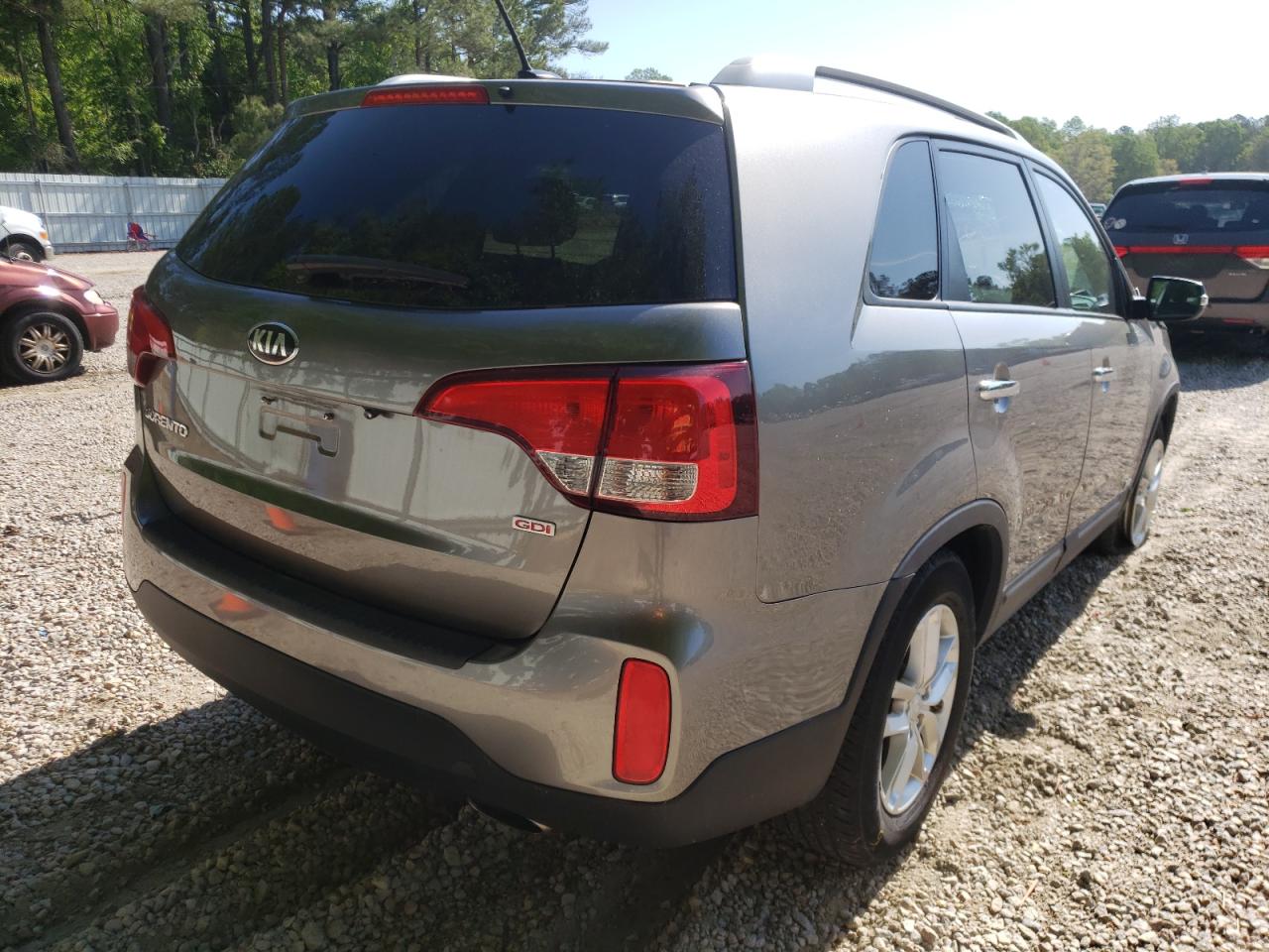 Photo 4 from auction – 2015 KIA SORENTO LX with VIN 5XYKTDA75FG606707