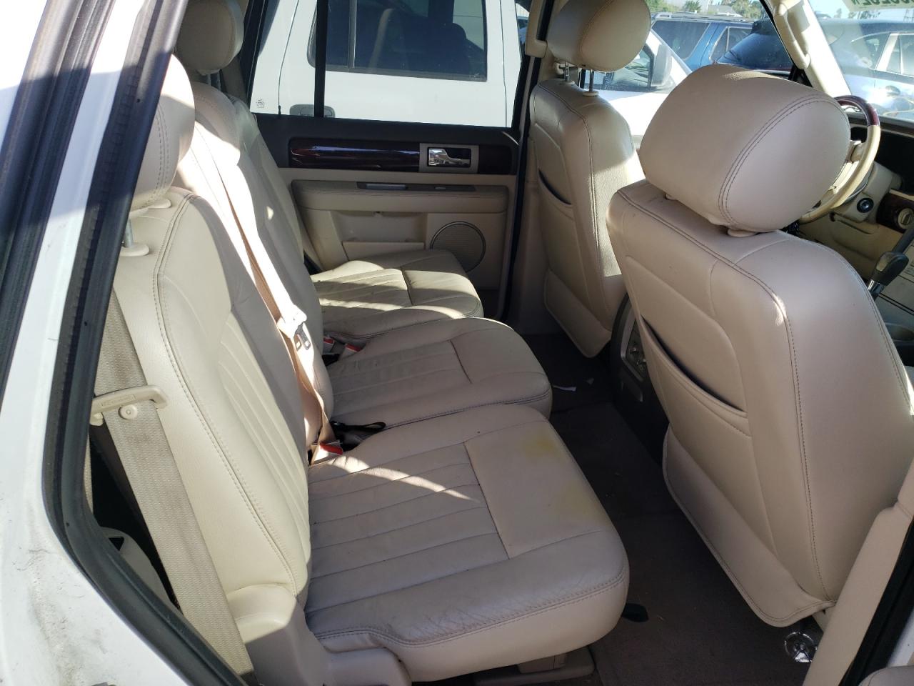 Photo 6 from auction – 2004 LINCOLN NAVIGATOR with VIN 5LMFU28R24LJ25673