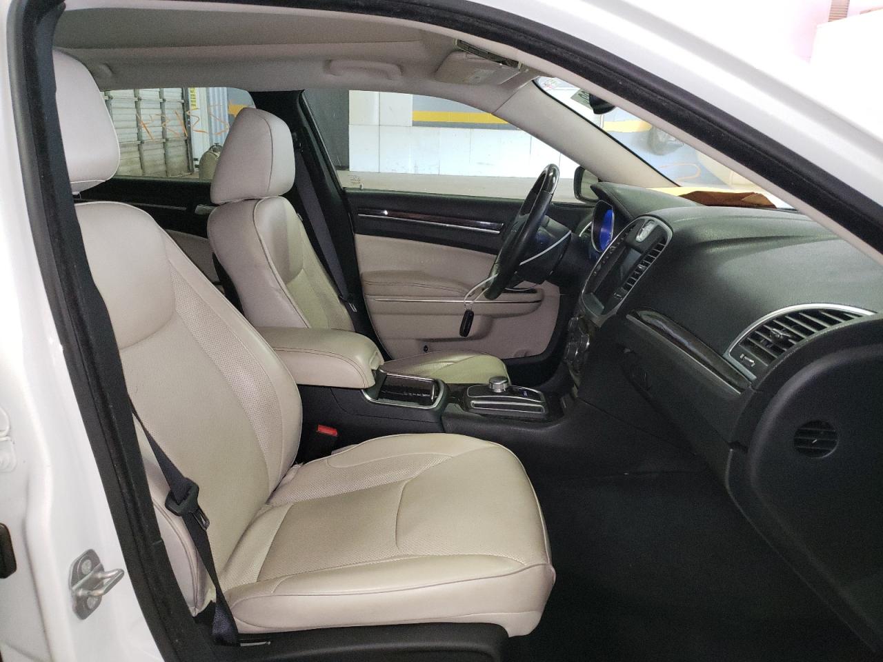 Photo 5 from auction – 2015 CHRYSLER 300C with VIN 2C3CCAEG9FH749274