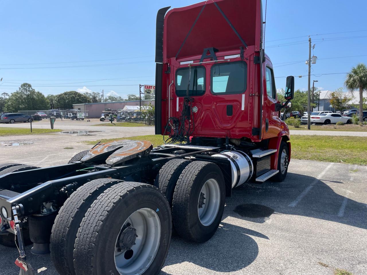 Photo 4 from auction – 2015 FREIGHTLINER CASCADIA 1 with VIN 3AKJGBDV2FSGH5630
