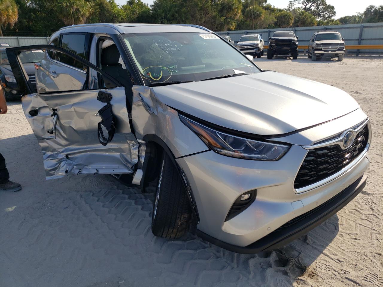 TOYOTA HIGHLANDER 2021 with VIN 5TDDBRCH5MS018028 - Photo from auction