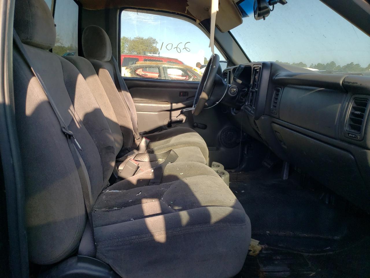 Photo 5 from auction – 2004 CHEVROLET SILVERADO with VIN 1GCEC14X44Z289833