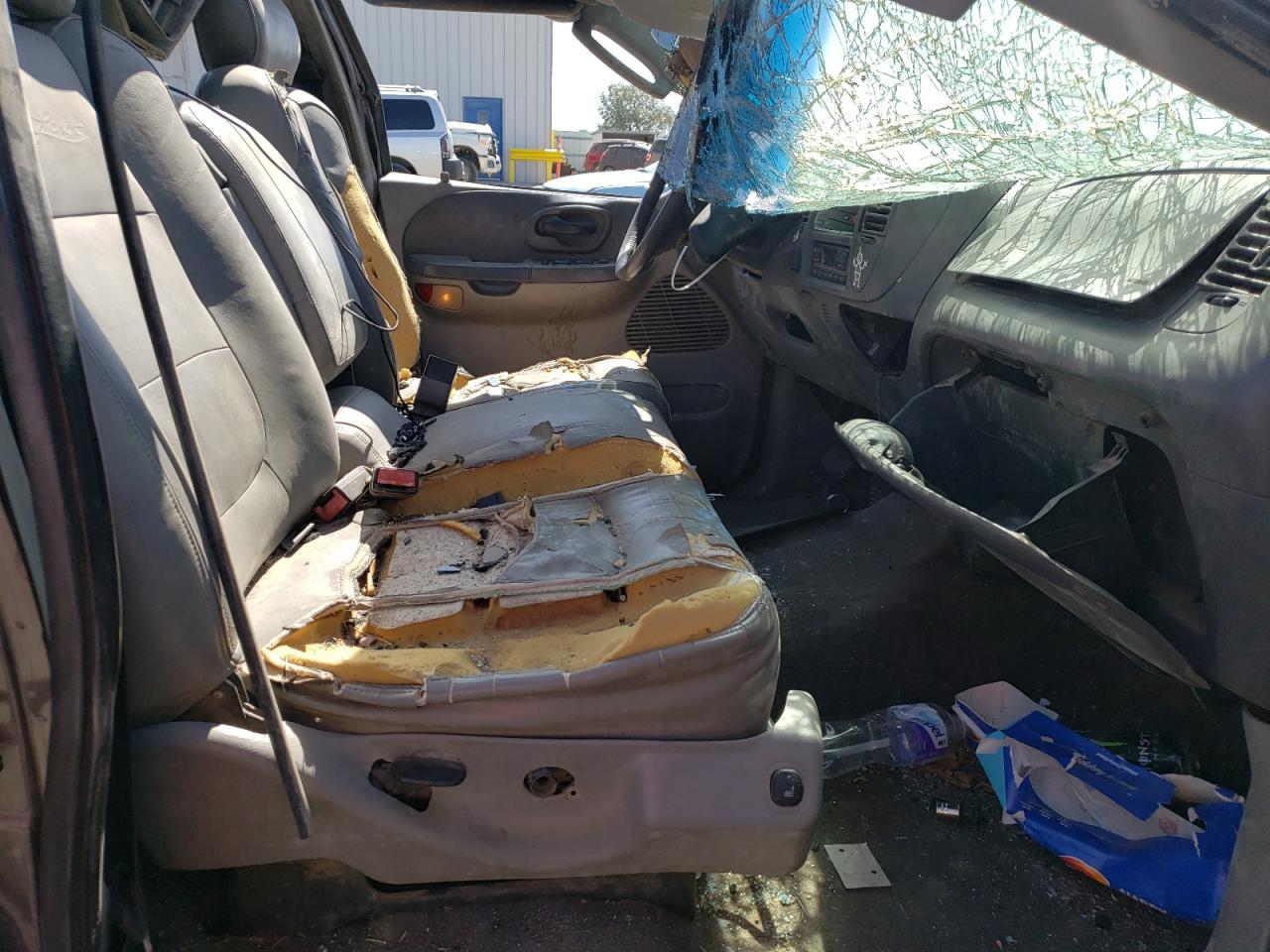Photo 5 from auction – 2002 FORD F150 SUPER with VIN 1FTRW08L12KD93504