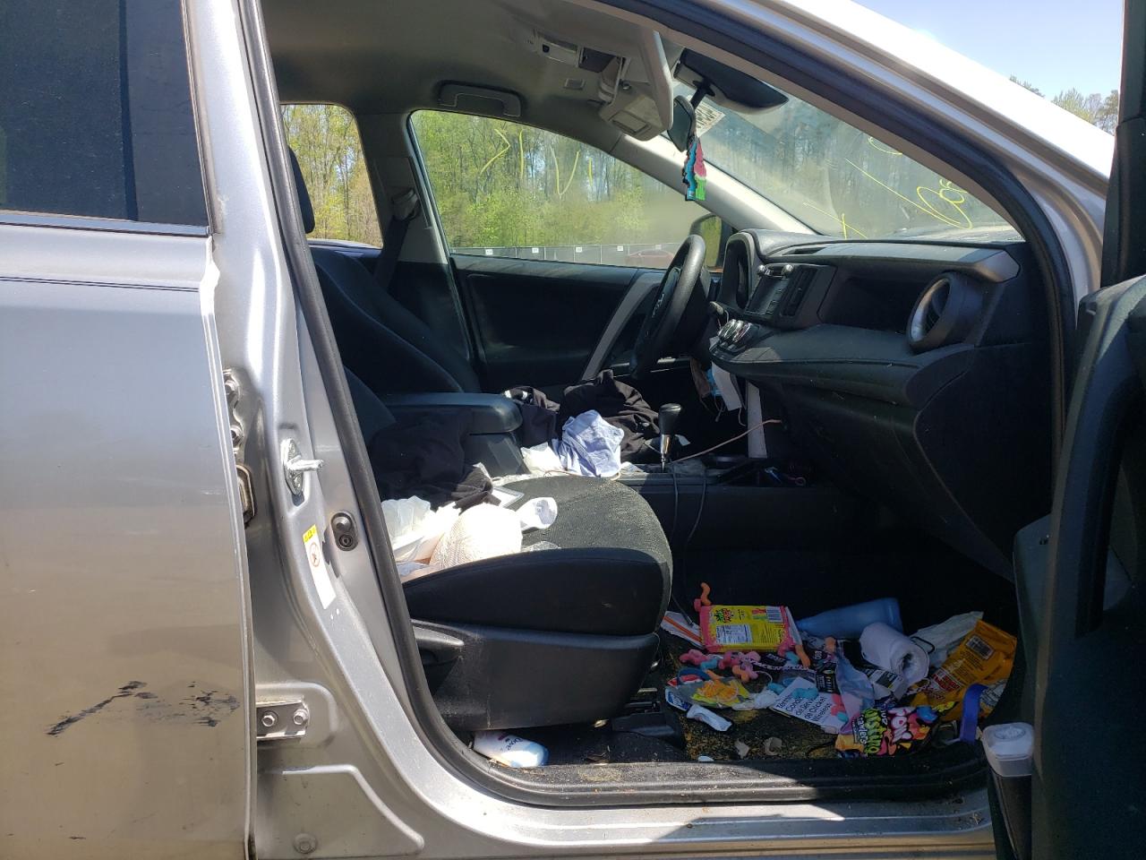 Photo 5 from auction – 2017 TOYOTA RAV4 LE with VIN 2T3BFREV9HW587869