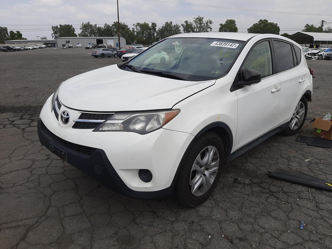 Photo 2 from auction – 2015 TOYOTA RAV4 LE with VIN JTMZFREV9FJ055189