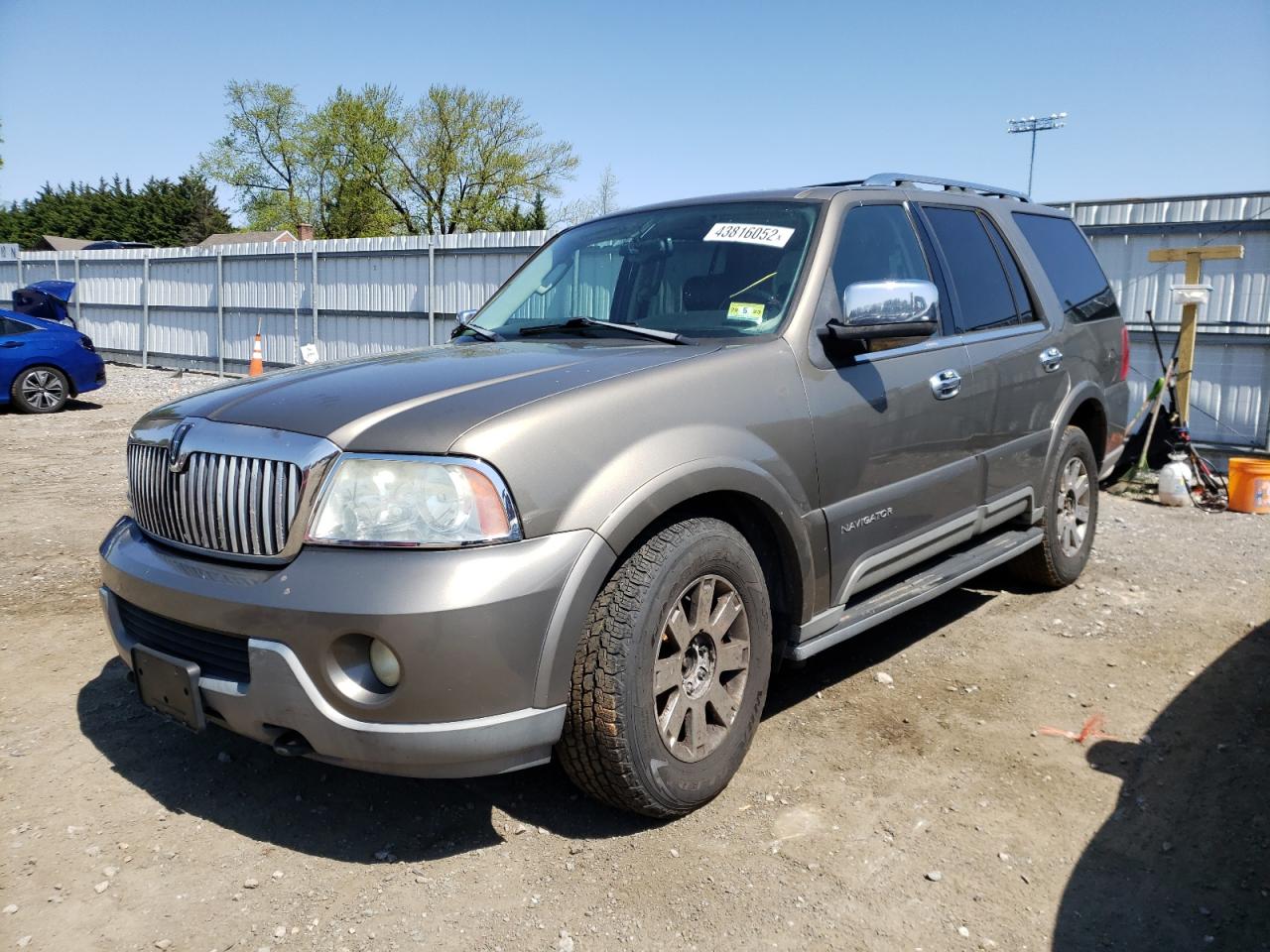 Photo 2 from auction – 2003 LINCOLN NAVIGATOR with VIN 5LMFU28R03LJ43877
