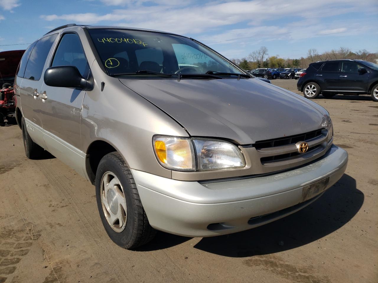 TOYOTA SIENNA LE 2000 with VIN 4T3ZF13C0YU302672 - Photo from auction