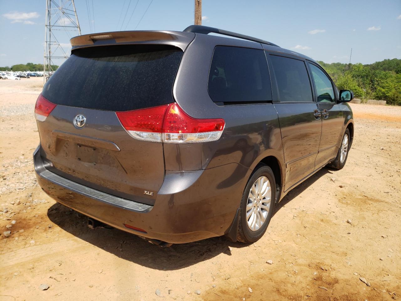 Photo 4 from auction – 2011 TOYOTA SIENNA XLE with VIN 5TDYK3DC4BS080048