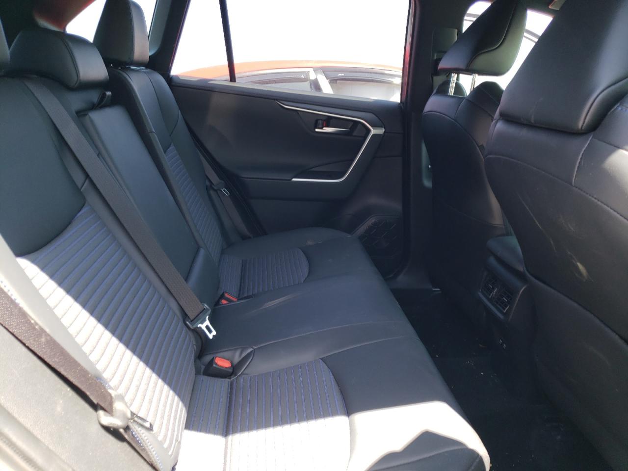 Photo 6 from auction – 2020 TOYOTA RAV4 XSE with VIN JTMEWRFV8LD532914
