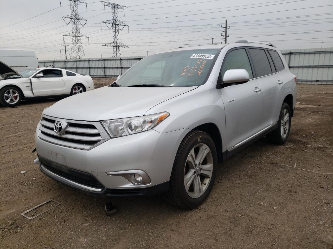Фото 2 с аукциона – 2013 TOYOTA HIGHLANDER с VIN 5TDDK3EH0DS179686