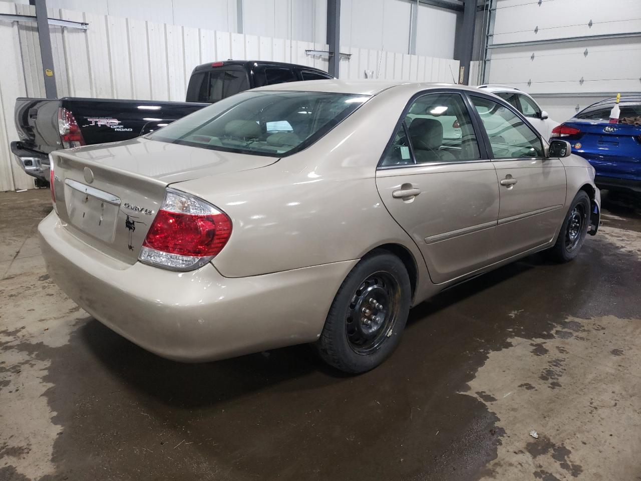 Photo 4 from auction – 2005 TOYOTA CAMRY LE with VIN 4T1BF30K35U605135