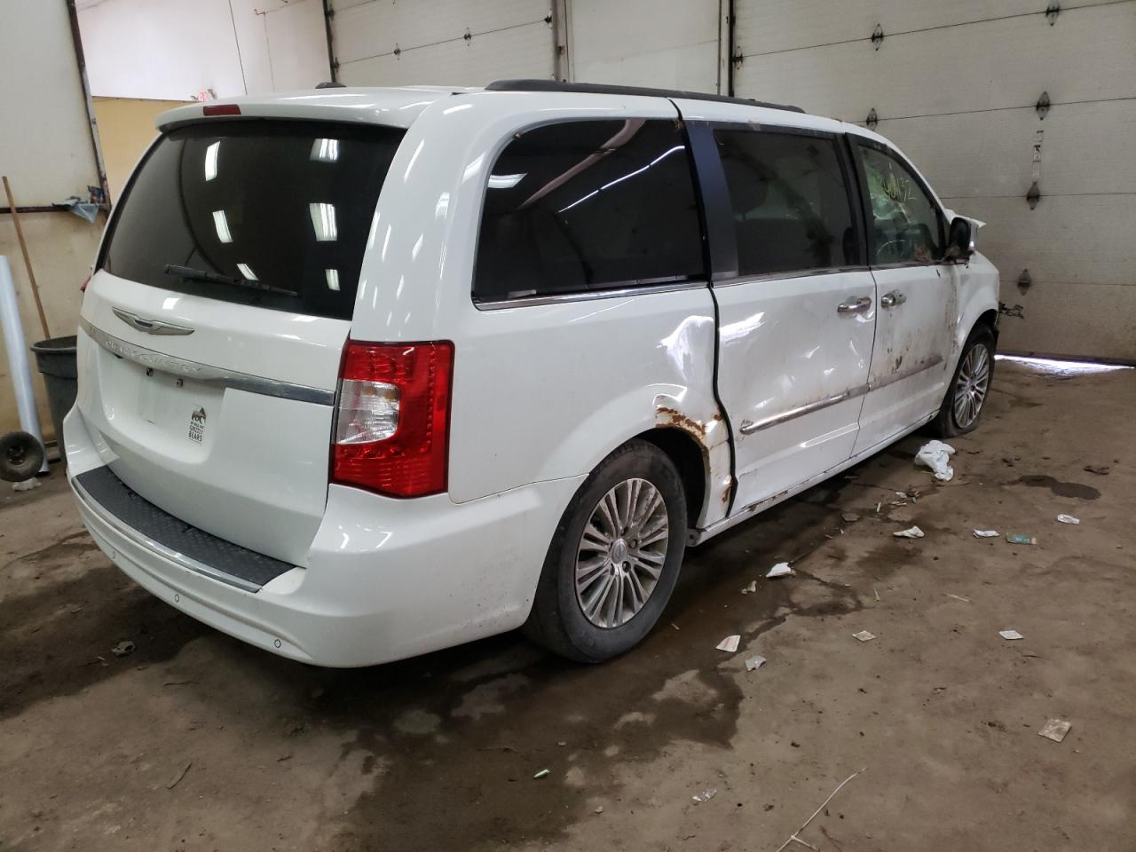 Photo 4 from auction – 2015 CHRYSLER TOWN & COU with VIN 2C4RC1CG9FR521553