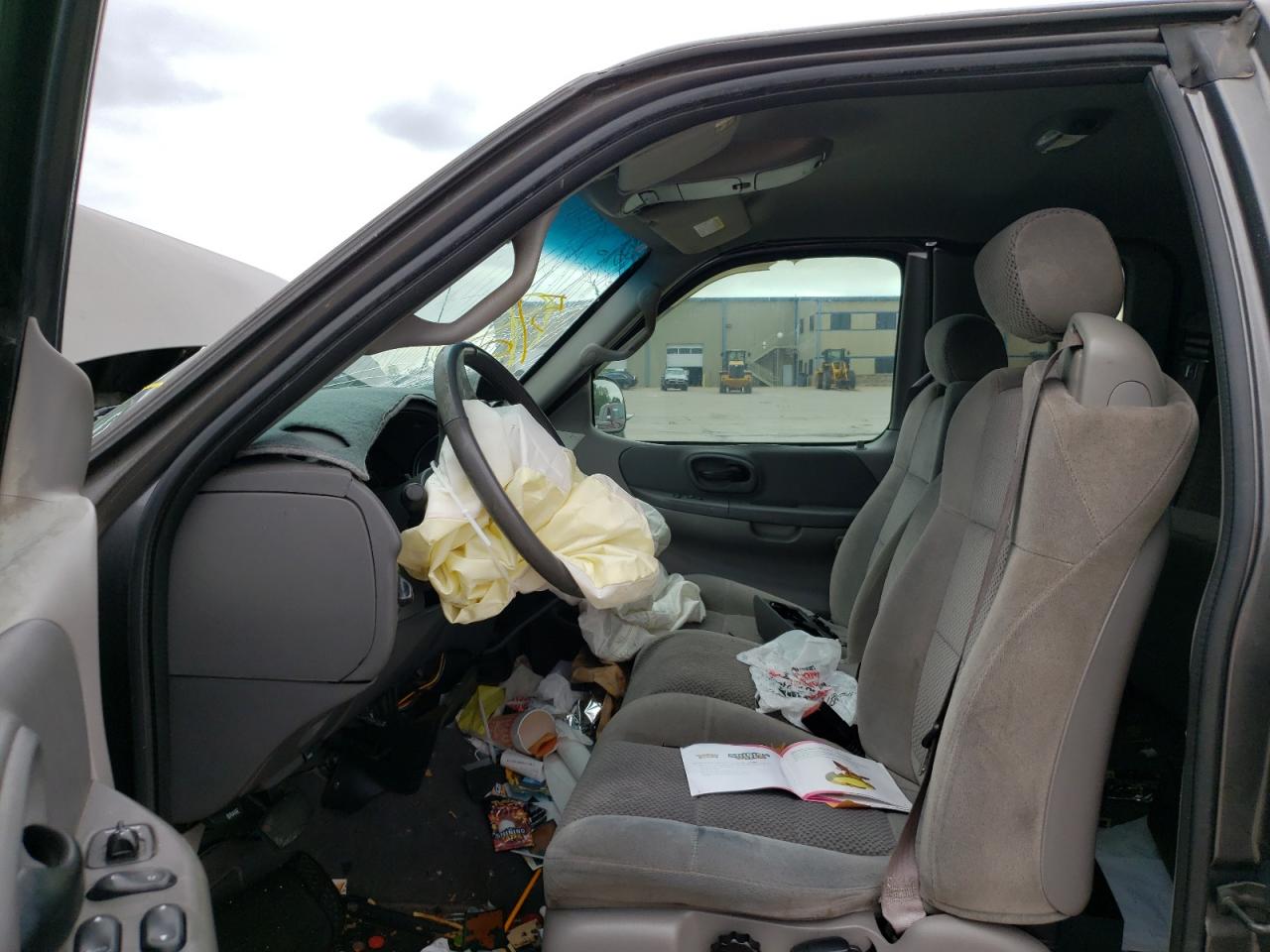 Photo 5 from auction – 2002 FORD F150 with VIN 1FTRX17W62NA34629