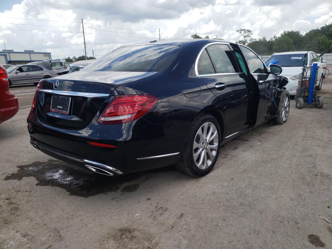 Photo 4 from auction – 2017 MERCEDES-BENZ E 300 with VIN WDDZF4JB8HA163715