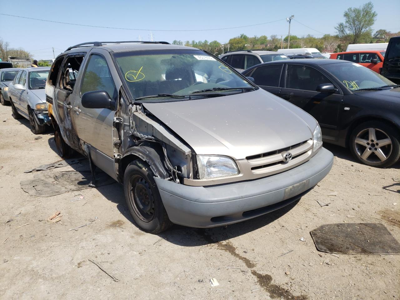 TOYOTA SIENNA LE 2000 with VIN 4T3ZF13C8YU201153 - Photo from auction