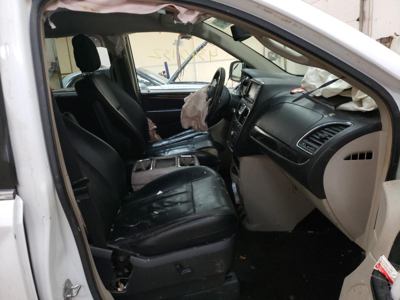 Photo 5 from auction – 2015 CHRYSLER TOWN & COU with VIN 2C4RC1CG9FR521553