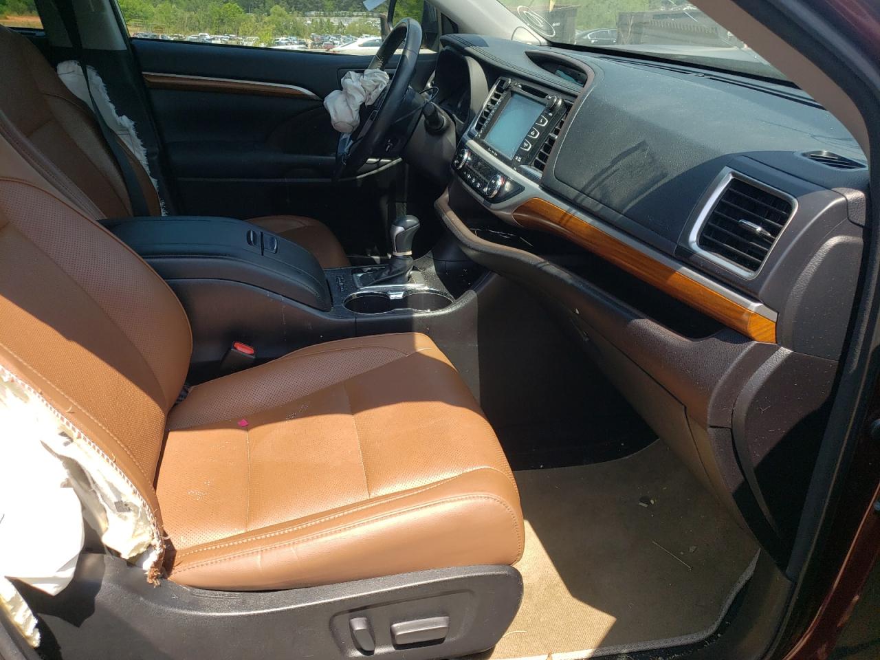 Photo 5 from auction – 2018 TOYOTA HIGHLANDER with VIN 5TDYZRFH9JS240429
